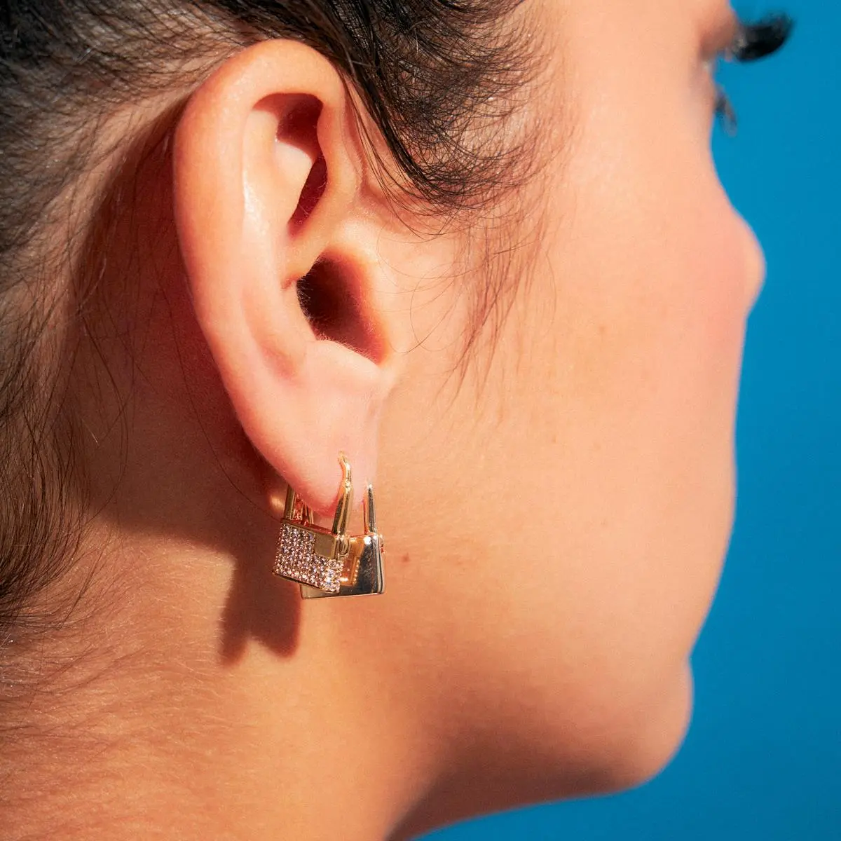 Argola Cadeado banhada a Ouro 18k