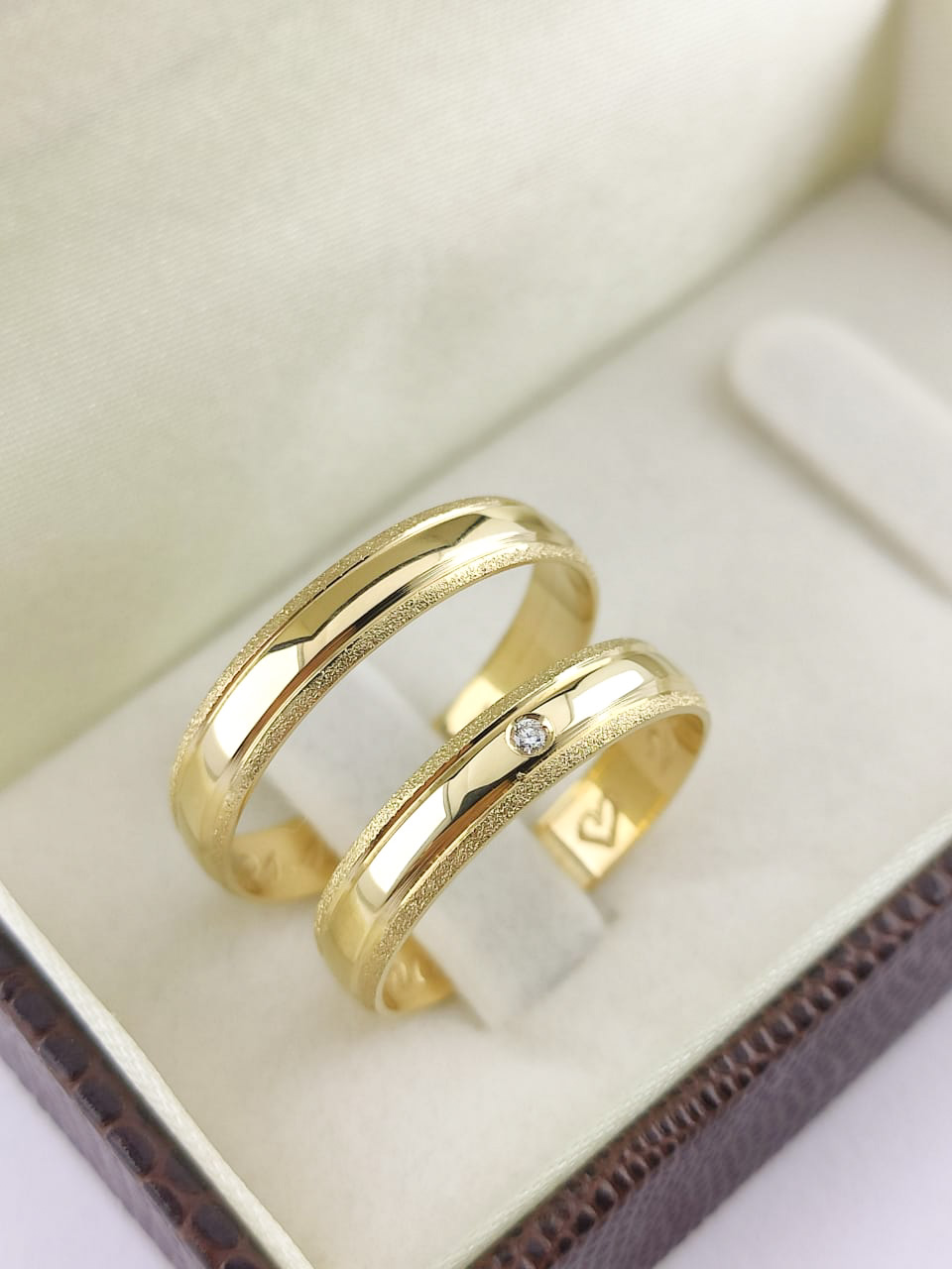 Aliança ouro 18k, 4mm, 7g, c/ 1 pedra