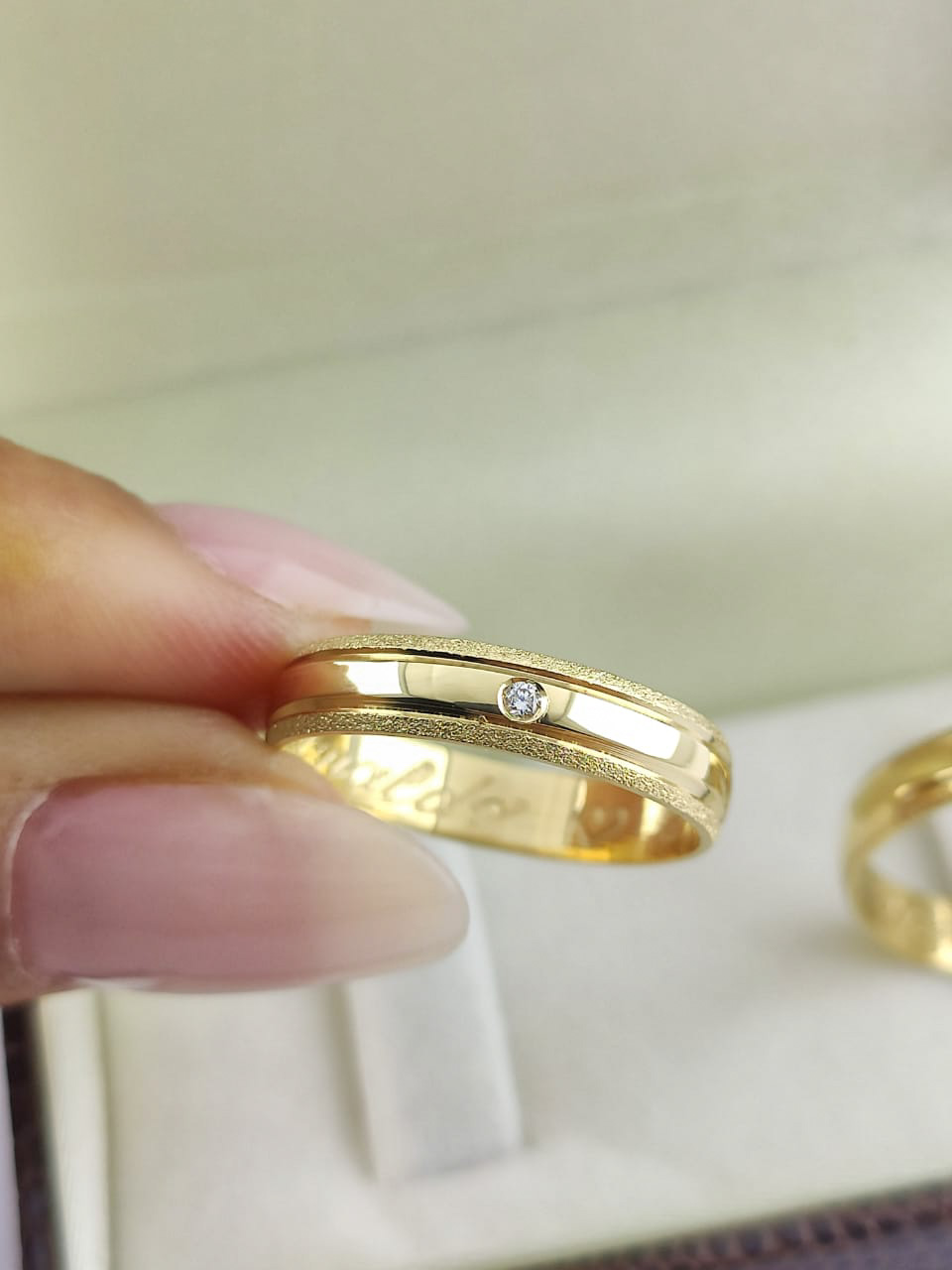 Aliança ouro 18k, 4mm, 7g, c/ 1 pedra