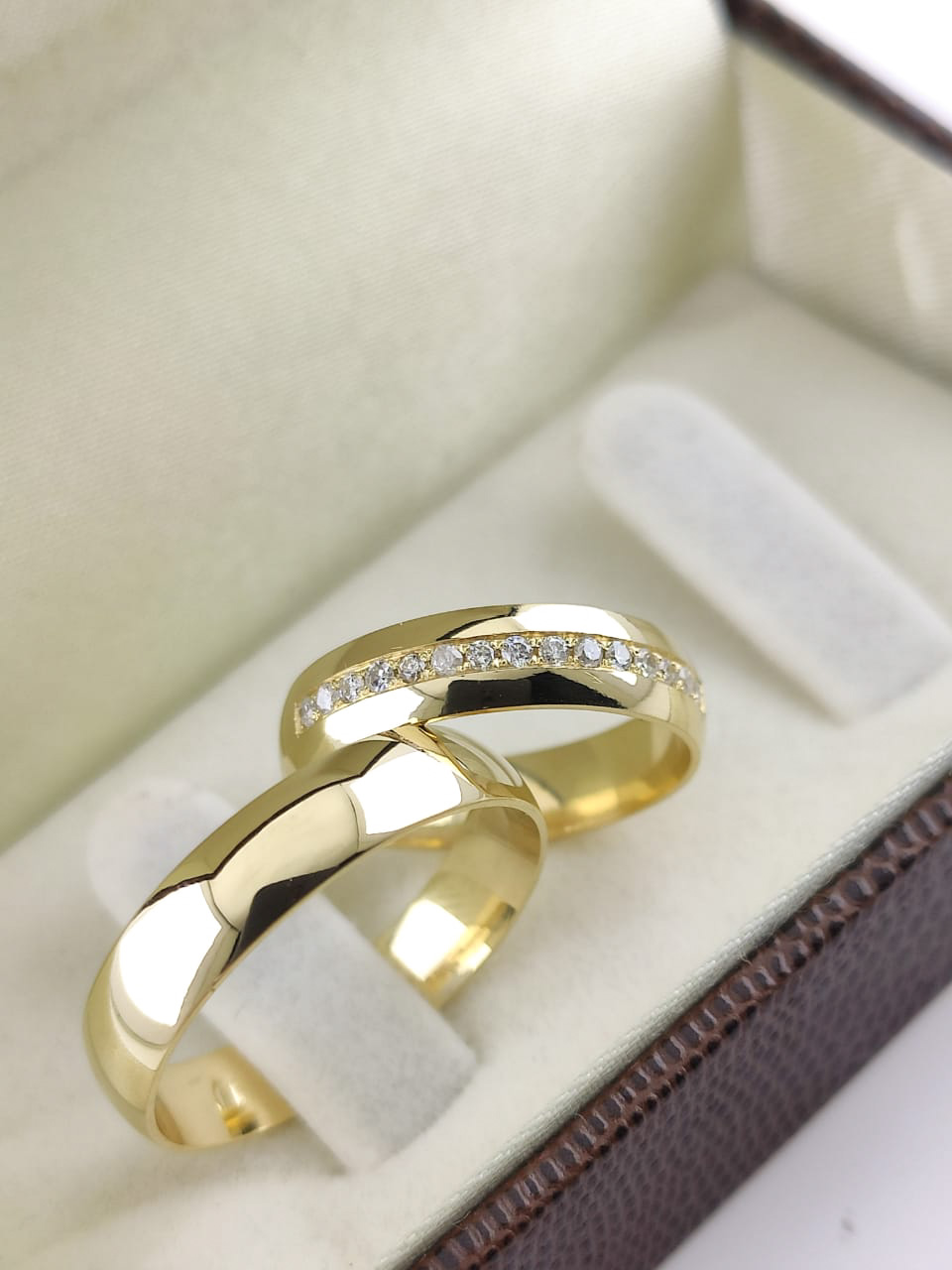 Aliança ouro 18k, 4.5mm, 10g, c/ 15 pedras