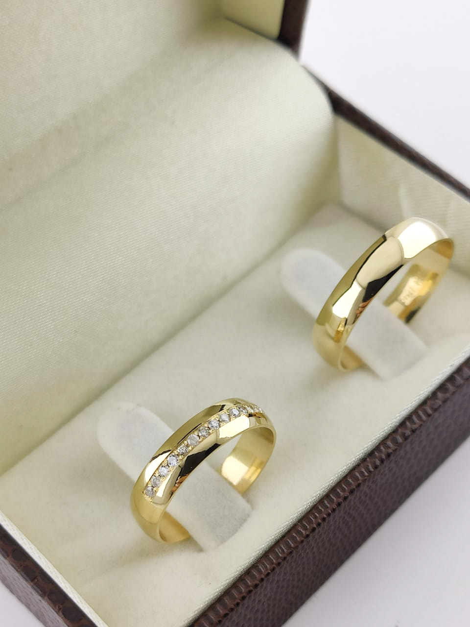 Aliança ouro 18k, 4.5mm, 10g, c/ 15 pedras