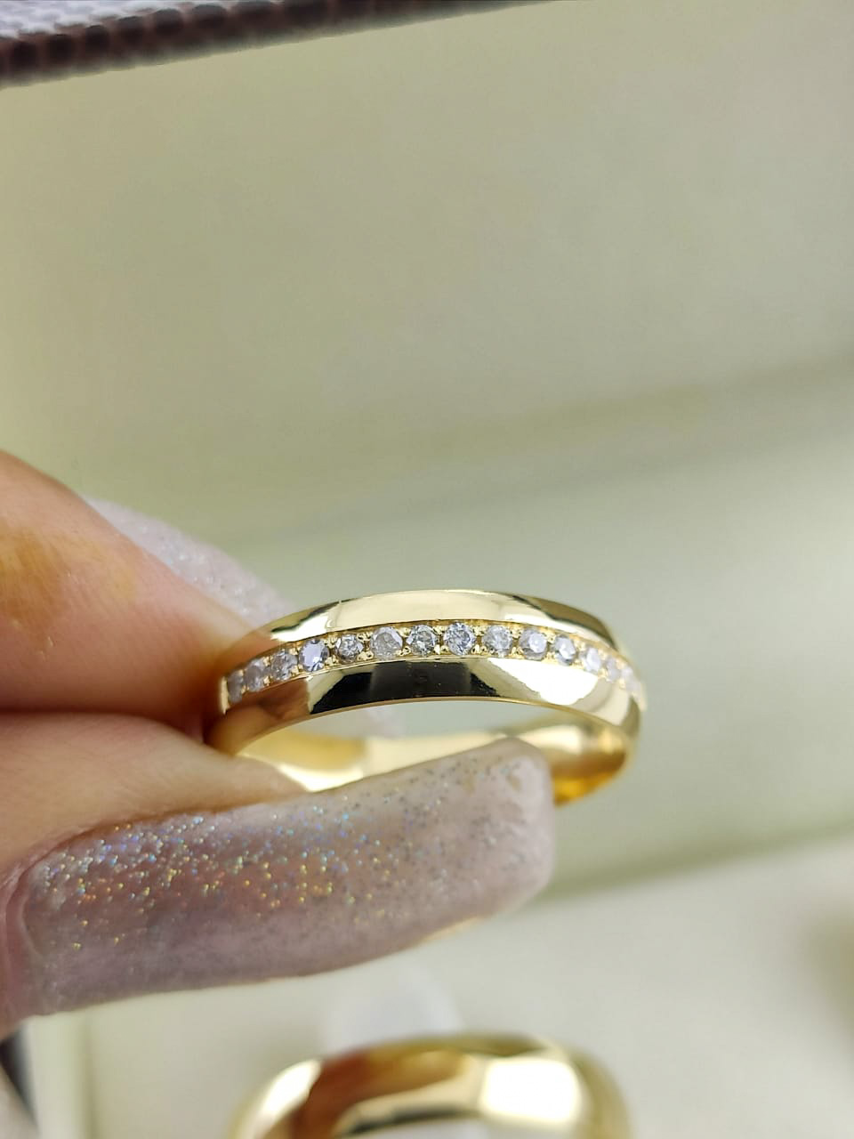 Aliança ouro 18k, 4.5mm, 10g, c/ 15 pedras
