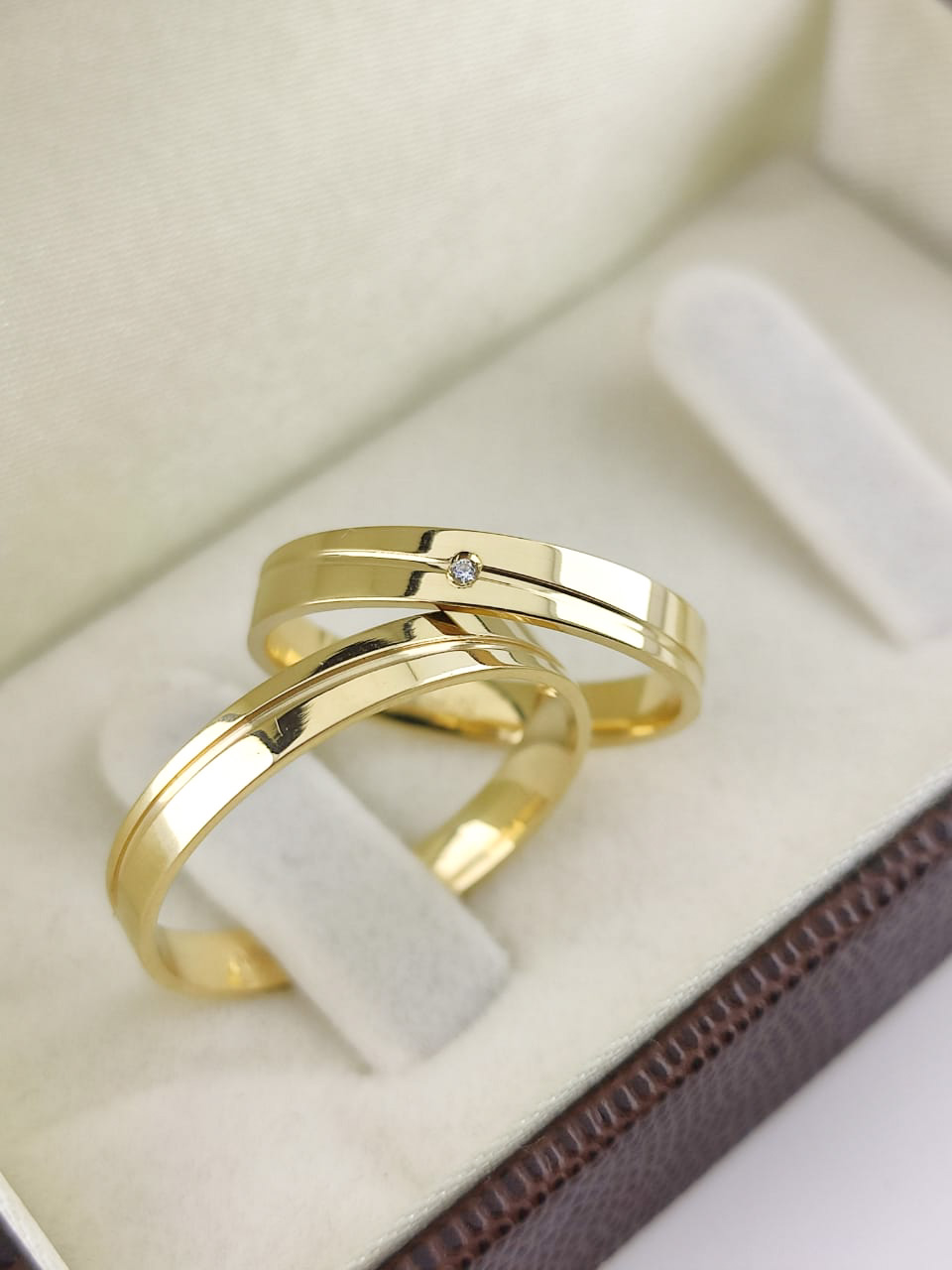 Aliança ouro 18k, 3mm, 5g, c/ 1 pedra