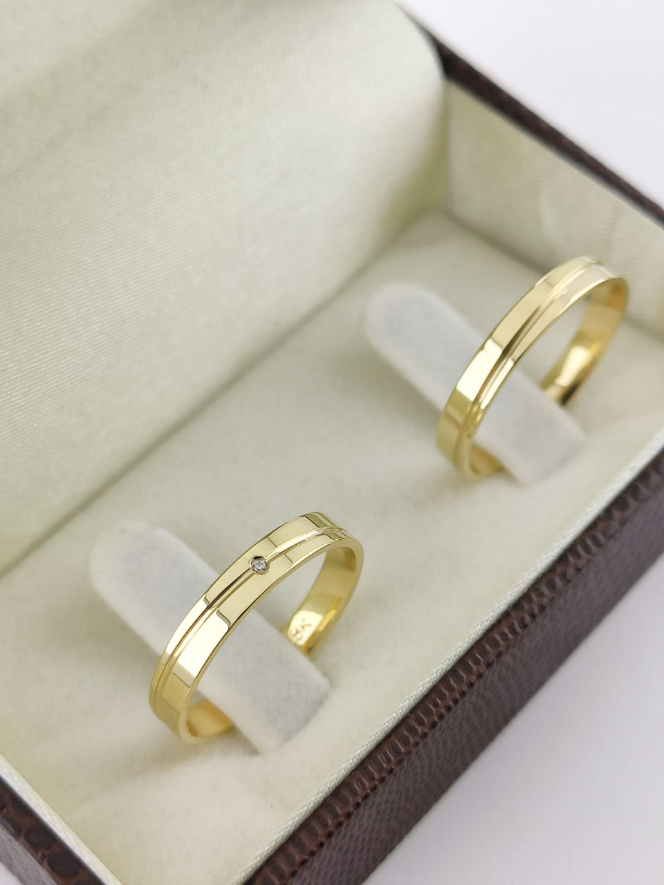 Aliança ouro 18k, 3mm, 5g, c/ 1 pedra