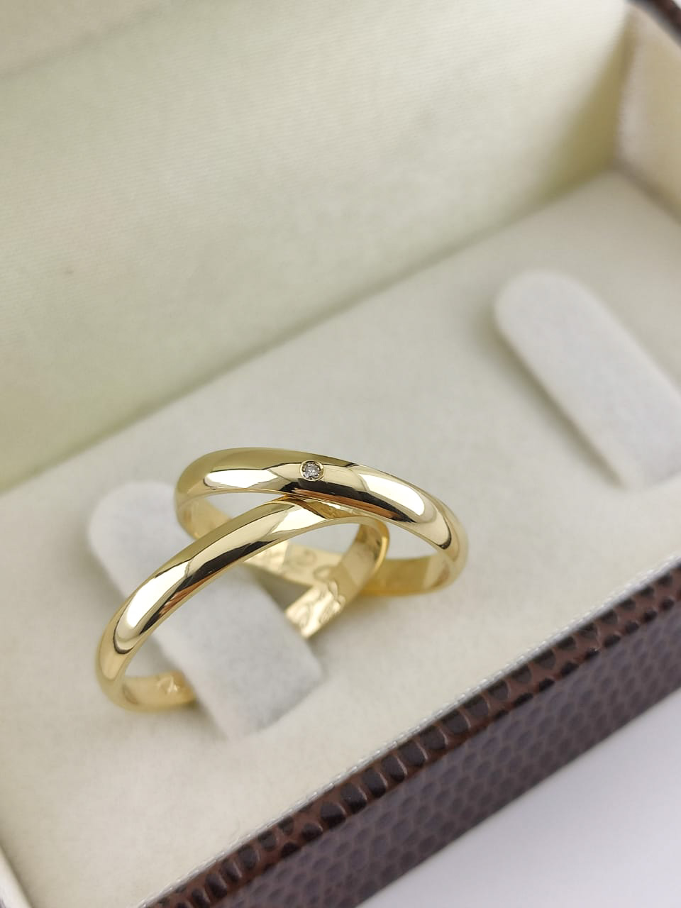 Aliança ouro 18k, 2.5mm, 4g, c/ 1 pedra