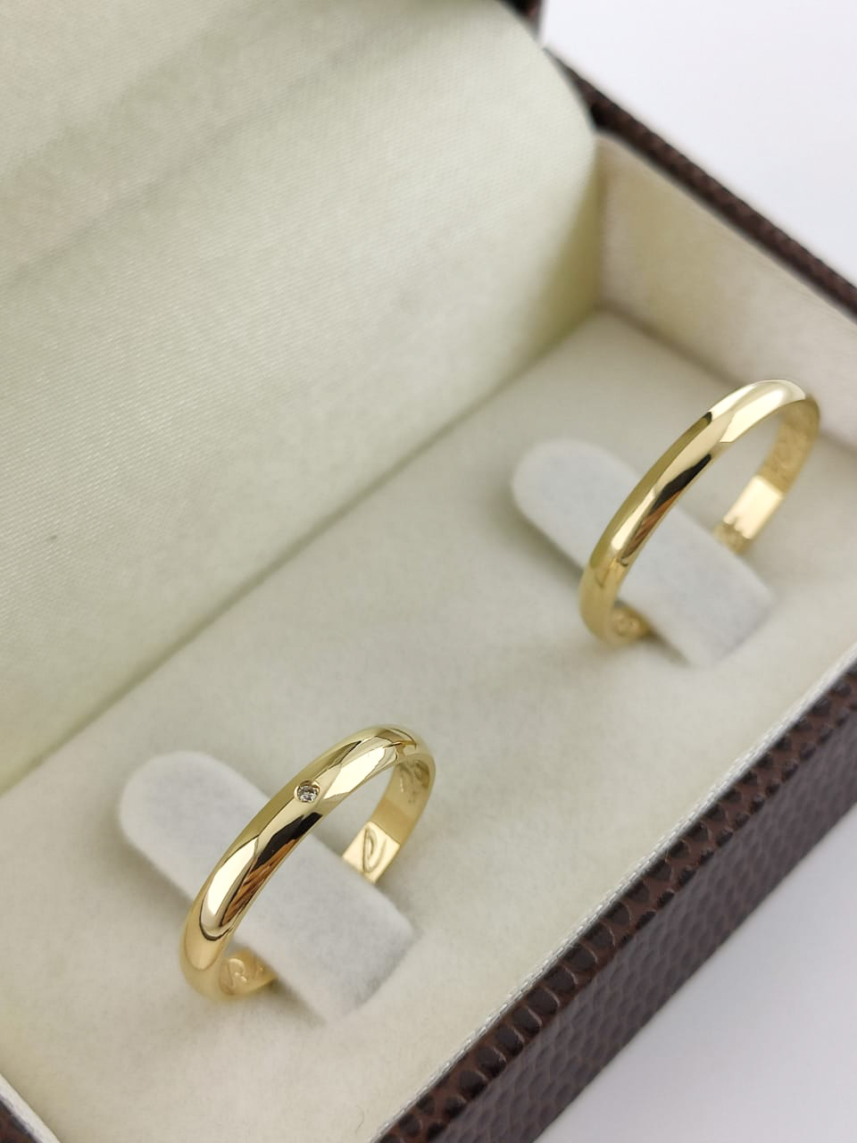 Aliança ouro 18k, 2.5mm, 4g, c/ 1 pedra
