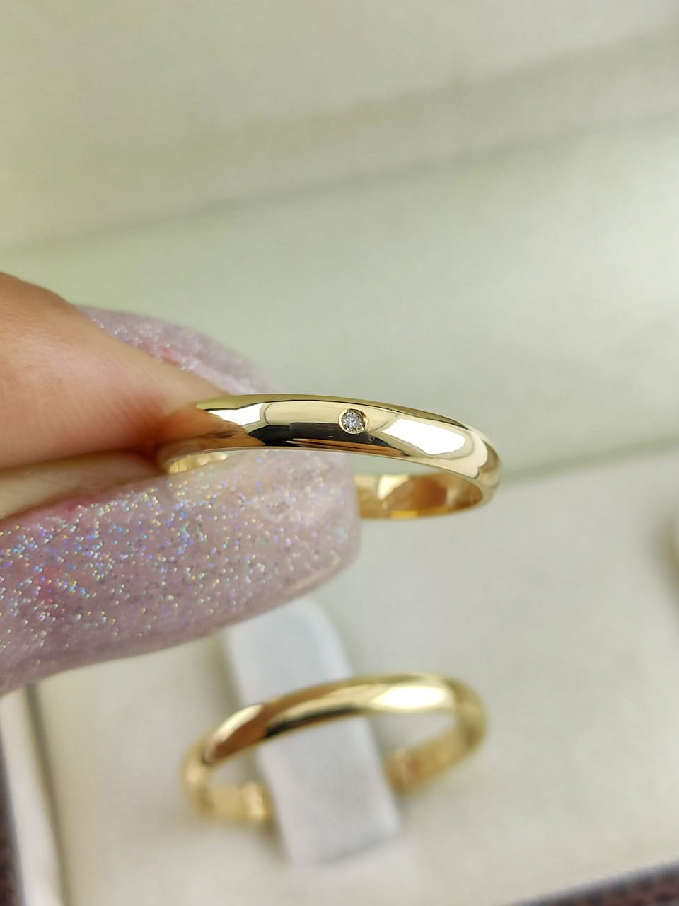 Aliança ouro 18k, 2.5mm, 4g, c/ 1 pedra