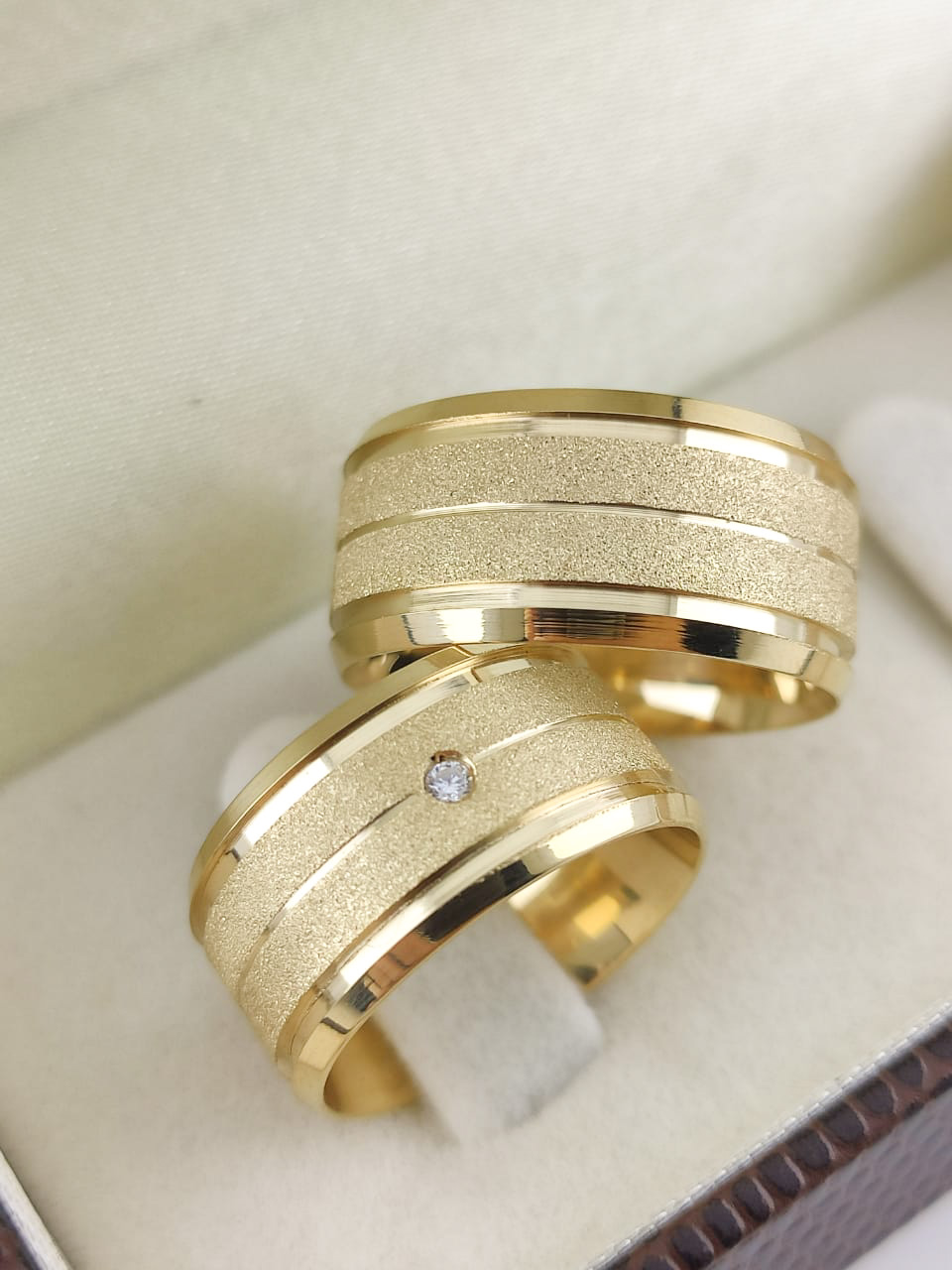Aliança ouro 18k, 10mm, 20g, c/ 1 pedra