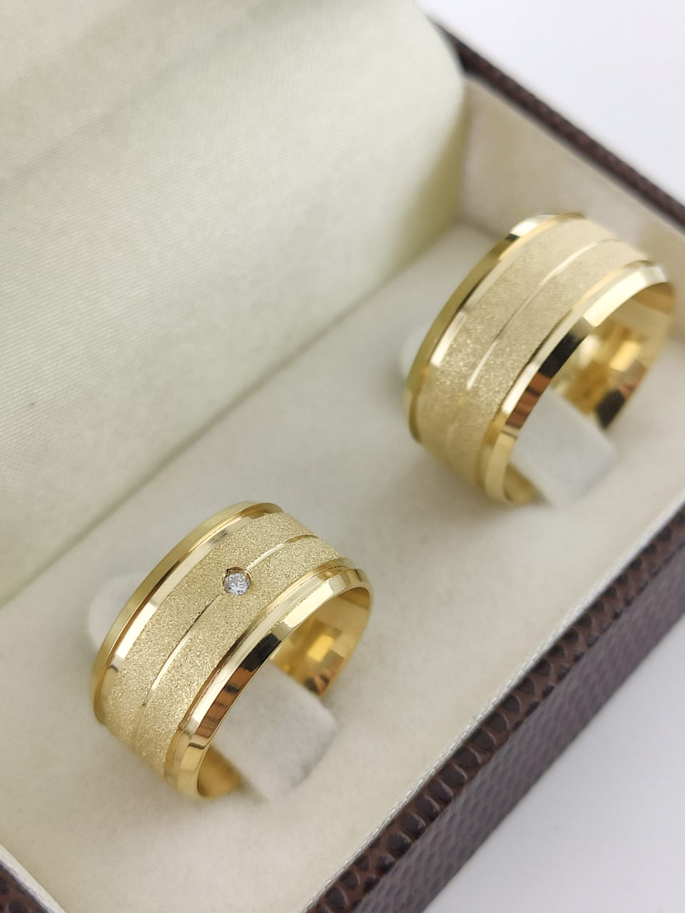 Aliança ouro 18k, 10mm, 20g, c/ 1 pedra