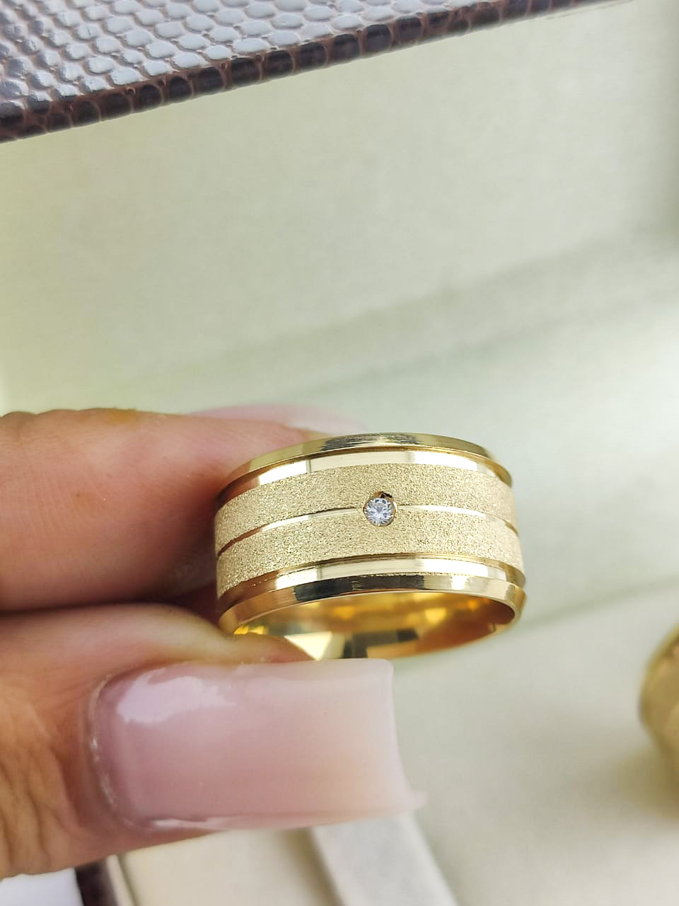 Aliança ouro 18k, 10mm, 20g, c/ 1 pedra