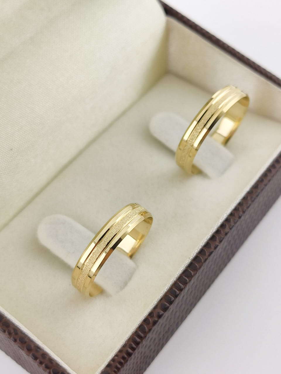 Aliança ouro 18k, 4mm, 7g