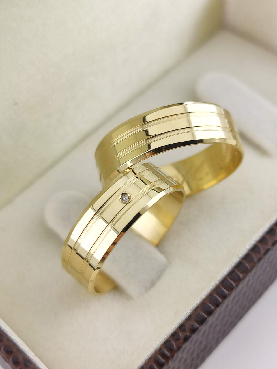 Aliança ouro 18k, 6mm, 12g, c/ 1 pedra