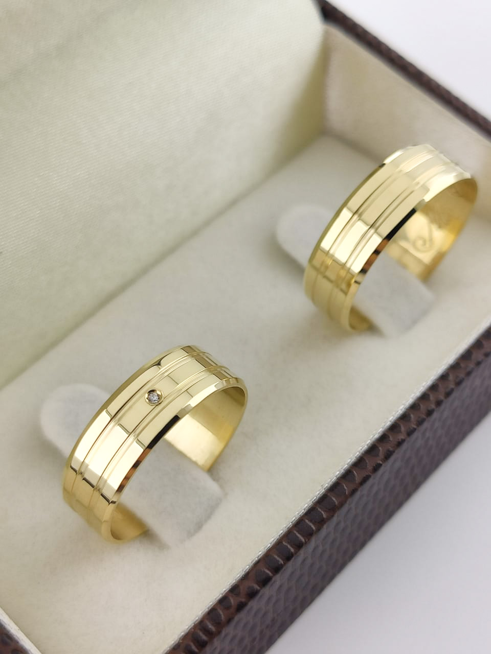 Aliança ouro 18k, 6mm, 12g, c/ 1 pedra