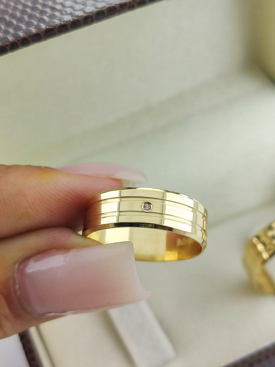 Aliança ouro 18k, 6mm, 12g, c/ 1 pedra