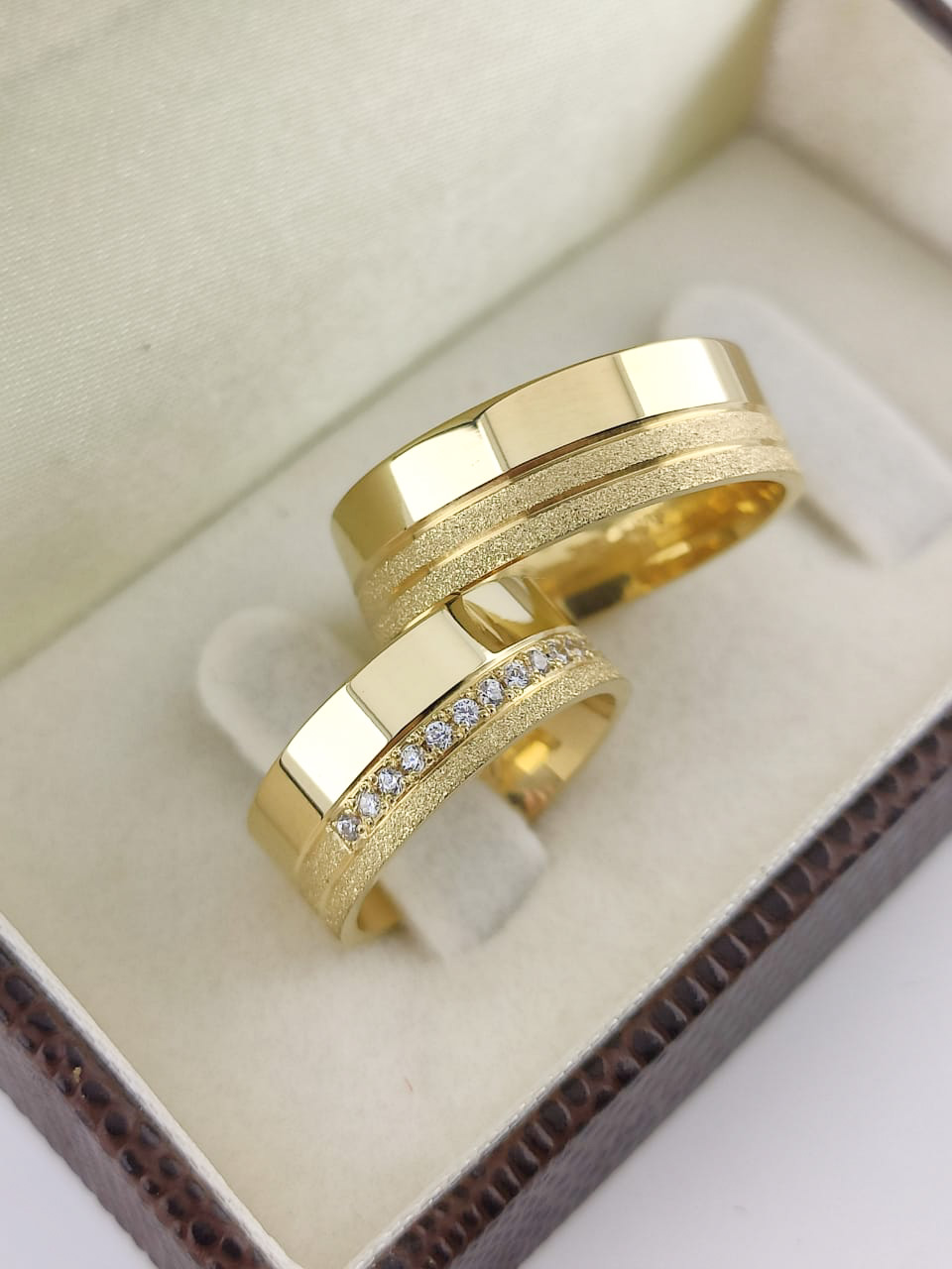 Aliança ouro 18k, 7mm, 14g, c/ 15 pedras
