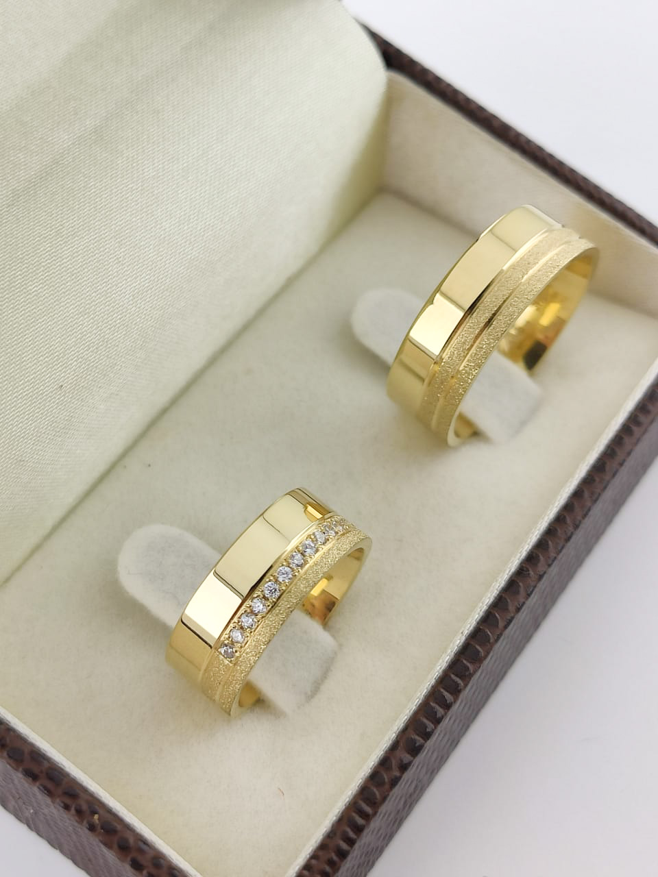 Aliança ouro 18k, 7mm, 14g, c/ 15 pedras