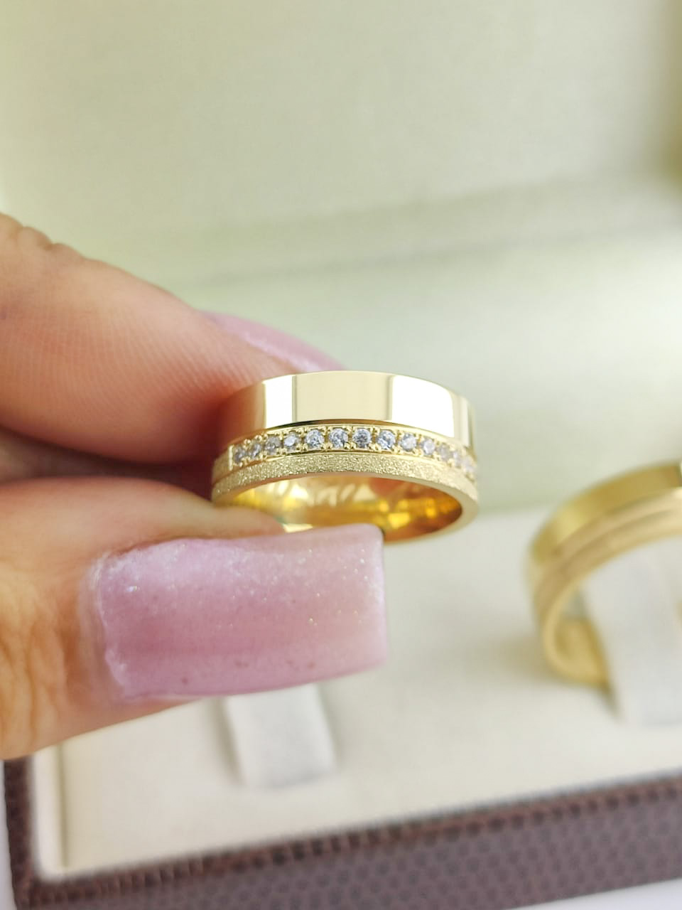 Aliança ouro 18k, 7mm, 14g, c/ 15 pedras