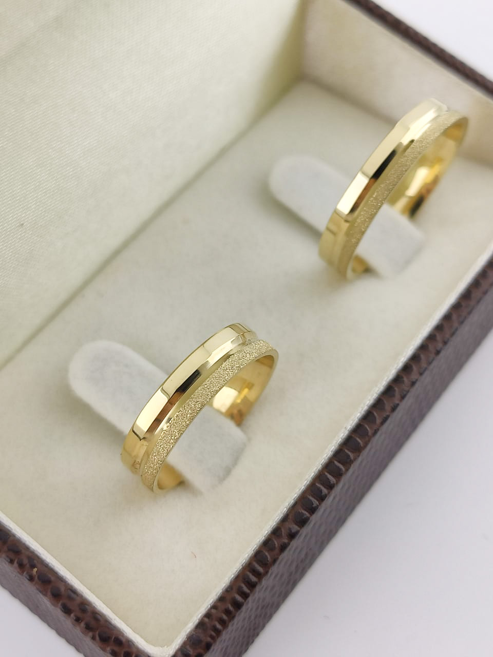 Aliança ouro 18k, 4mm, 8g