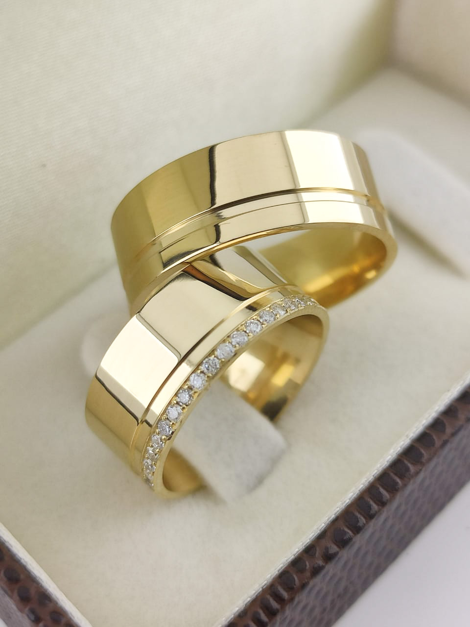 Aliança ouro 18k, 8mm, 20g, c/ 20 pedras