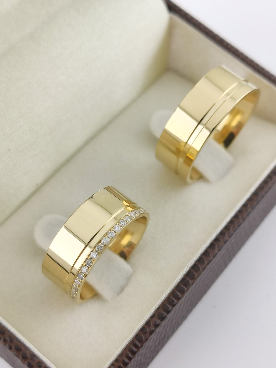 Aliança ouro 18k, 8mm, 20g, c/ 20 pedras