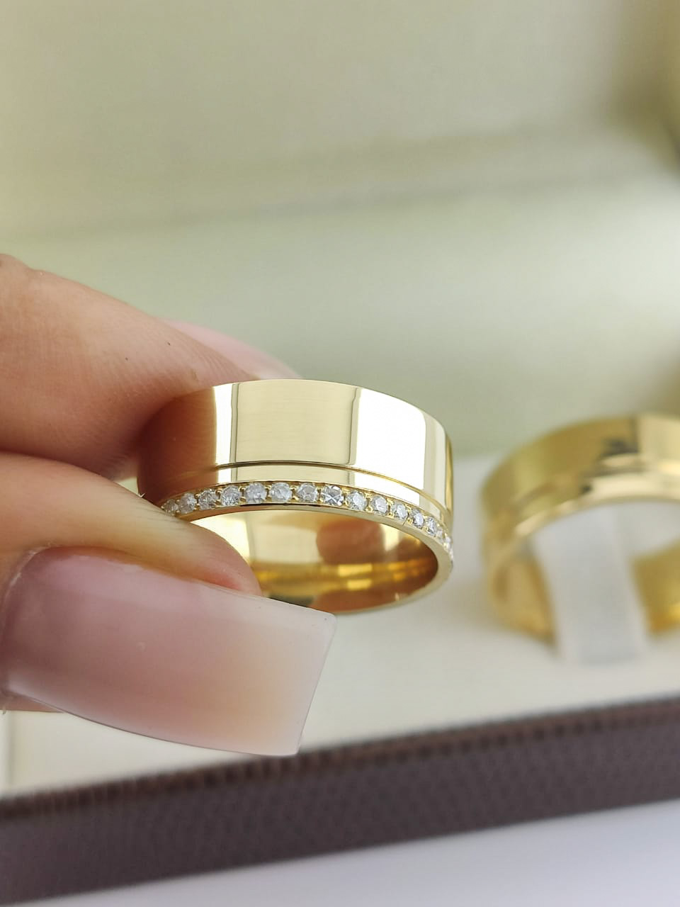 Aliança ouro 18k, 8mm, 20g, c/ 20 pedras