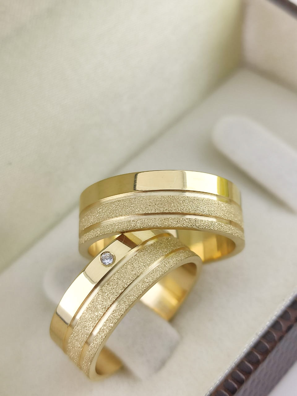 Aliança ouro 18k, 7mm, 14g, c/ 1 pedra