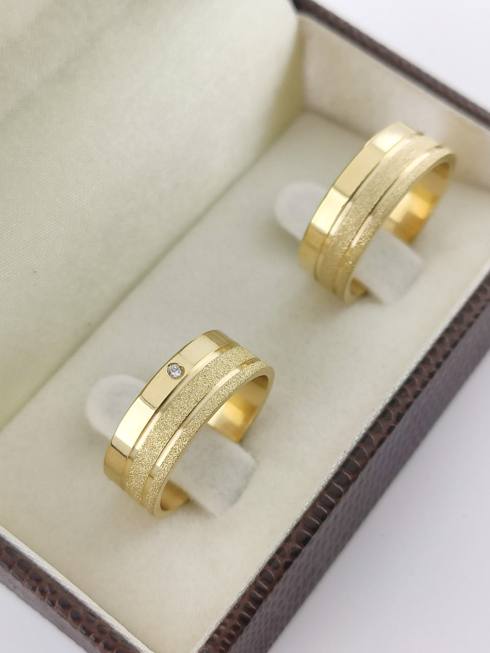 Aliança ouro 18k, 7mm, 14g, c/ 1 pedra