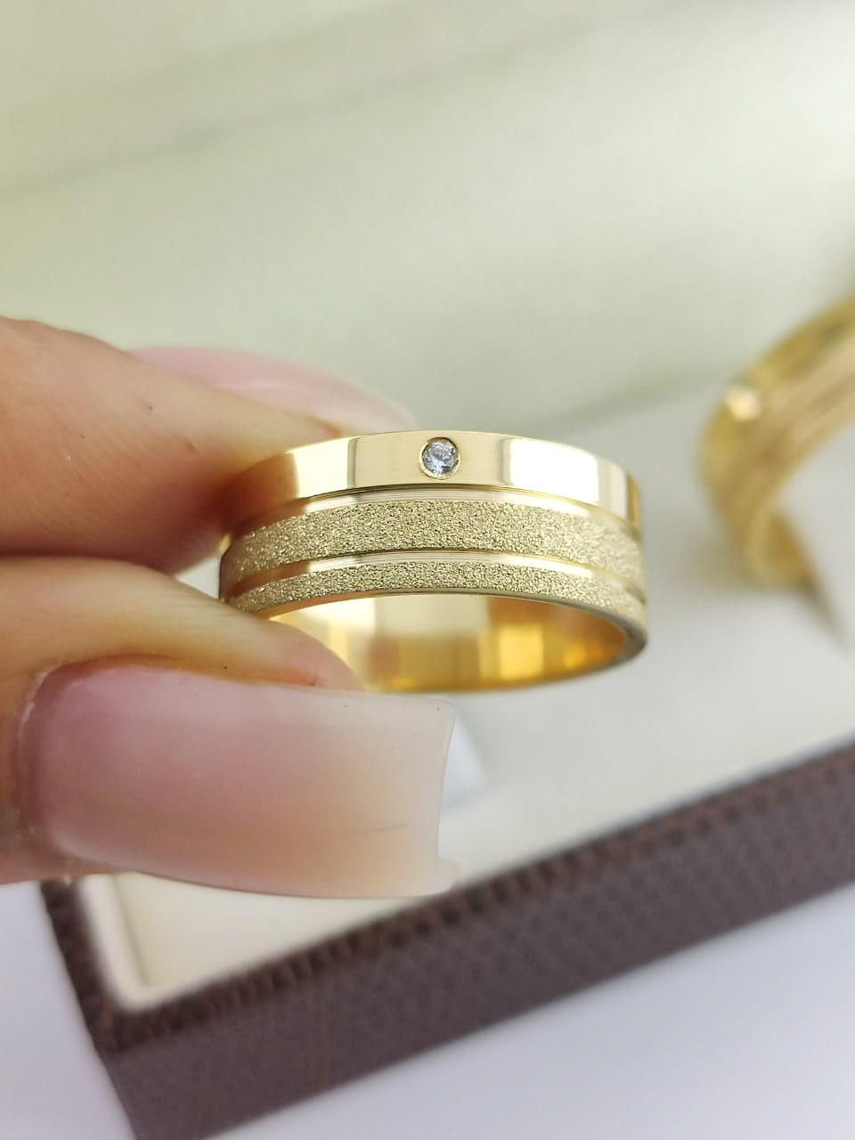 Aliança ouro 18k, 7mm, 14g, c/ 1 pedra