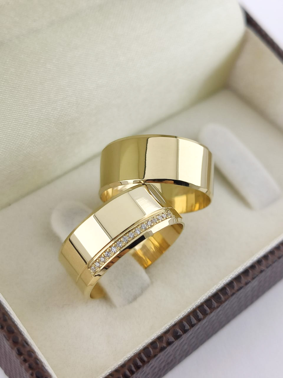 Aliança ouro 18k, 8mm, 20g, c/ 15 pedras