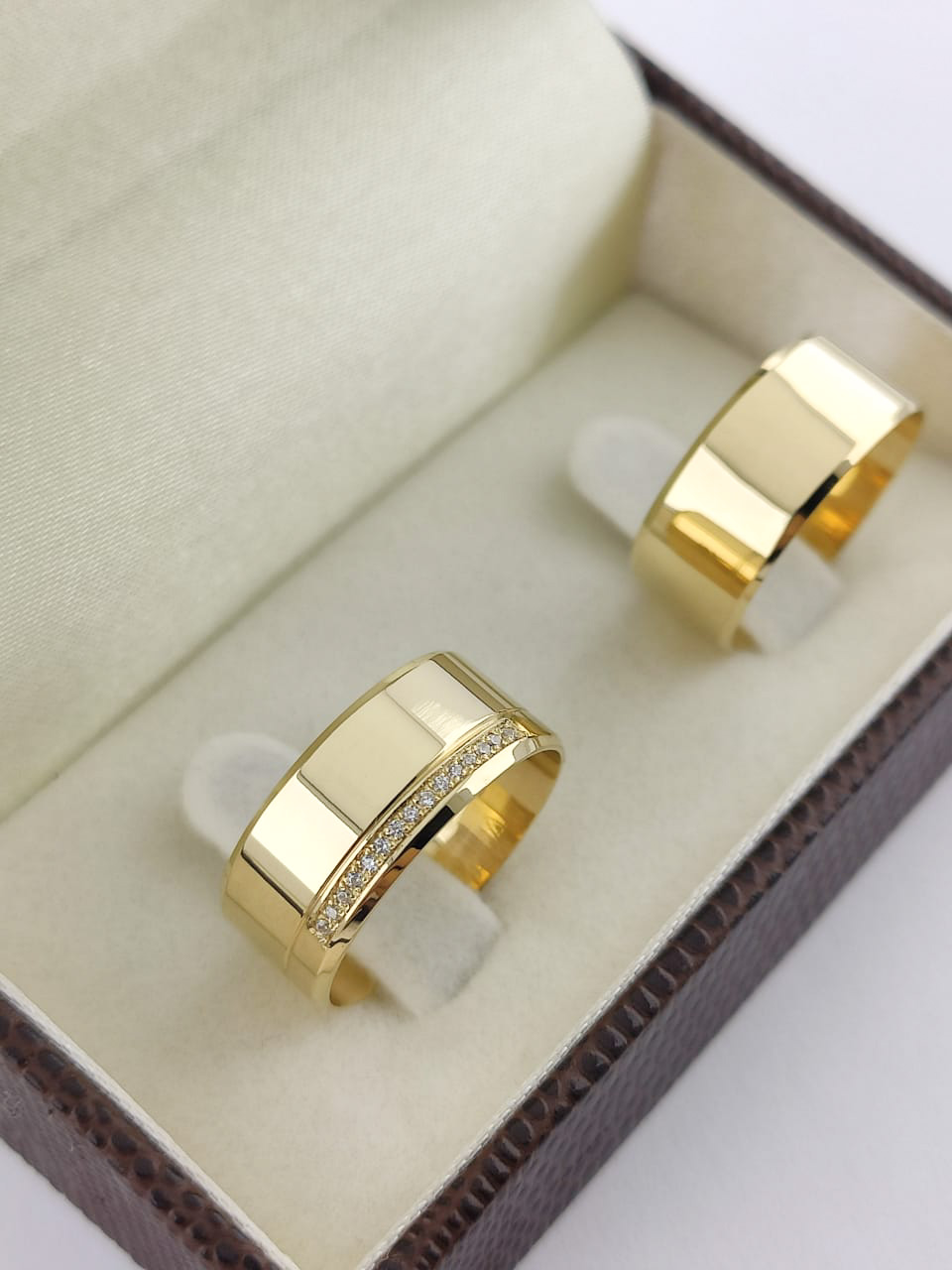 Aliança ouro 18k, 8mm, 20g, c/ 15 pedras