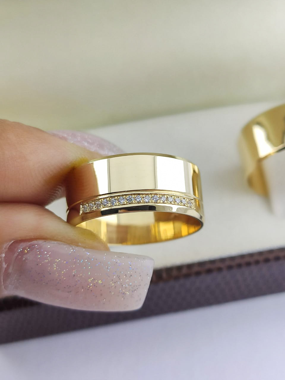 Aliança ouro 18k, 8mm, 20g, c/ 15 pedras