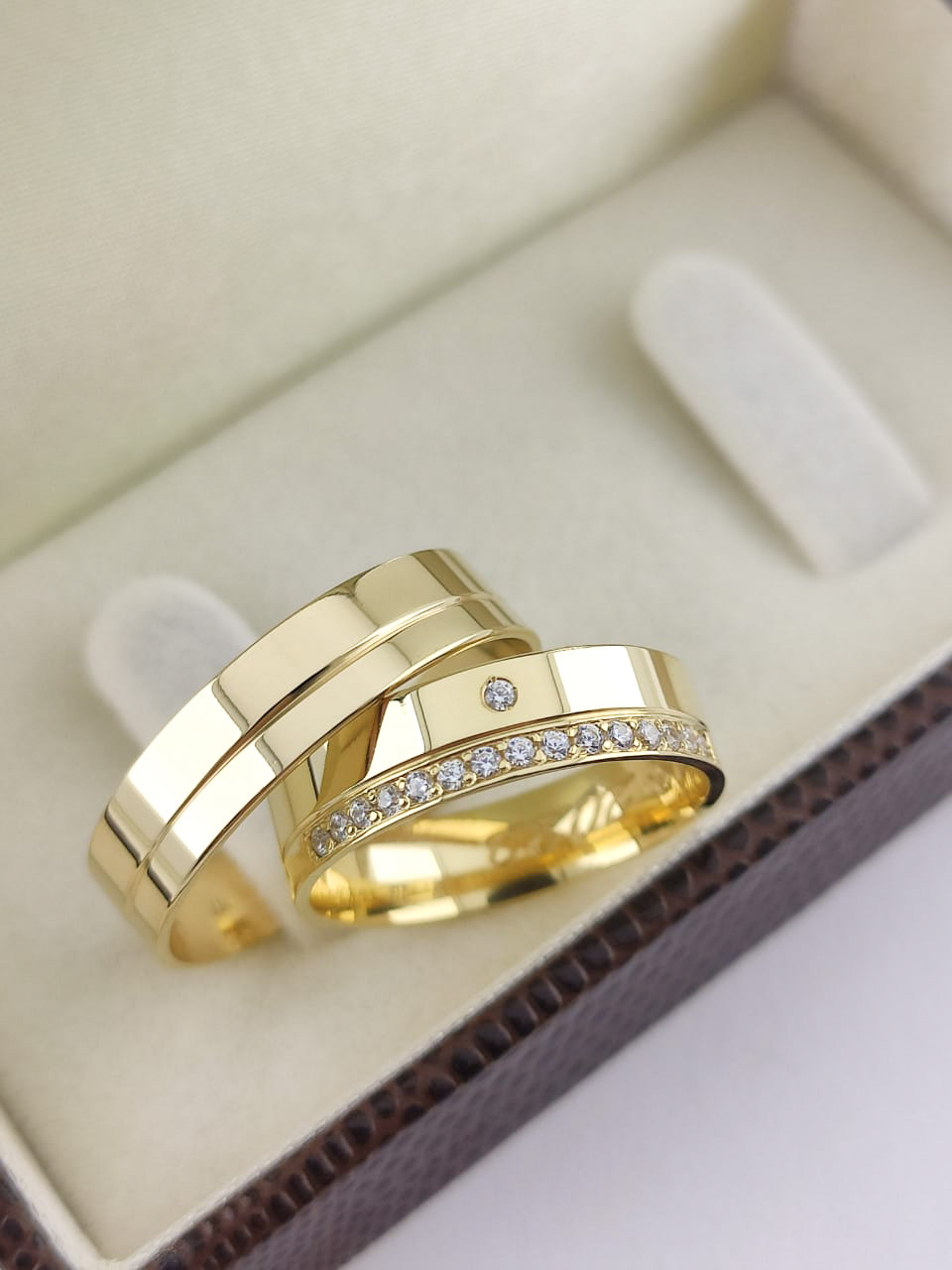 Aliança ouro 18k, 5mm, 12g, c/ 16 pedras