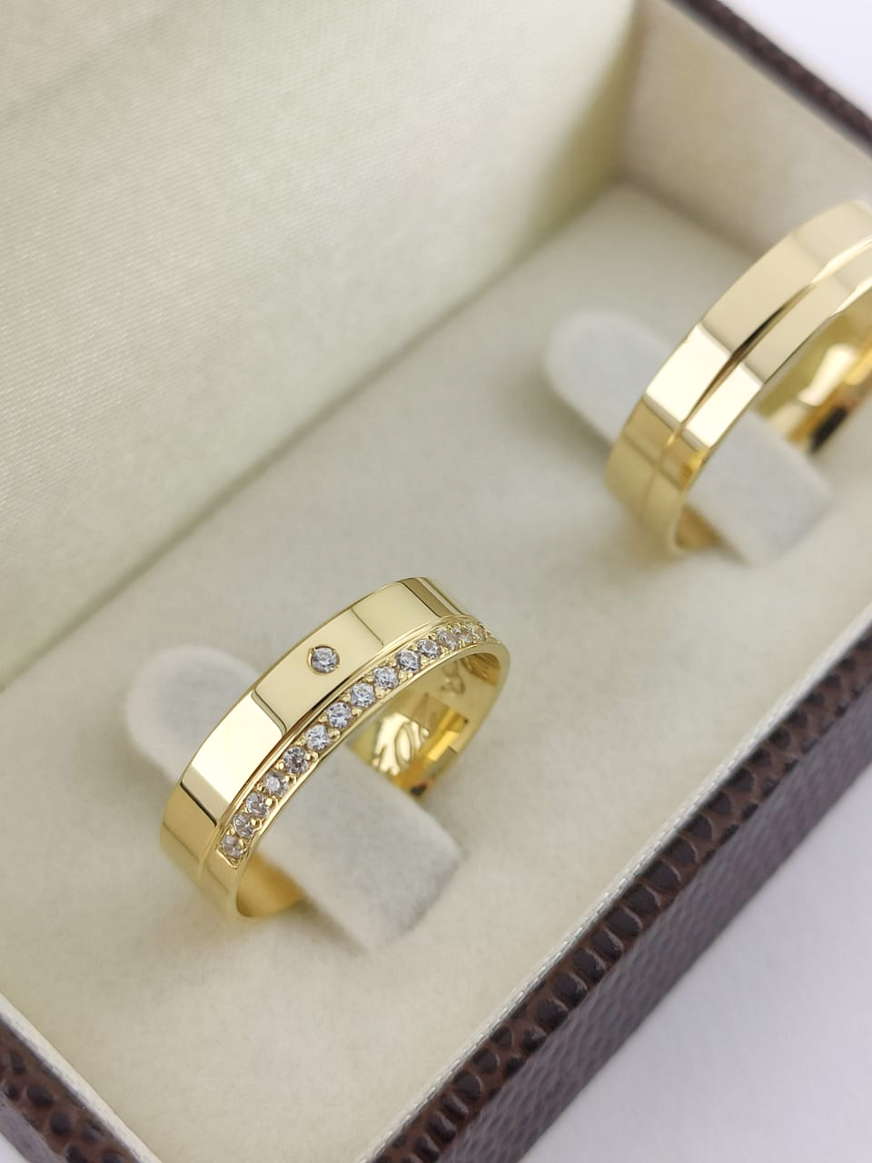 Aliança ouro 18k, 5mm, 12g, c/ 16 pedras