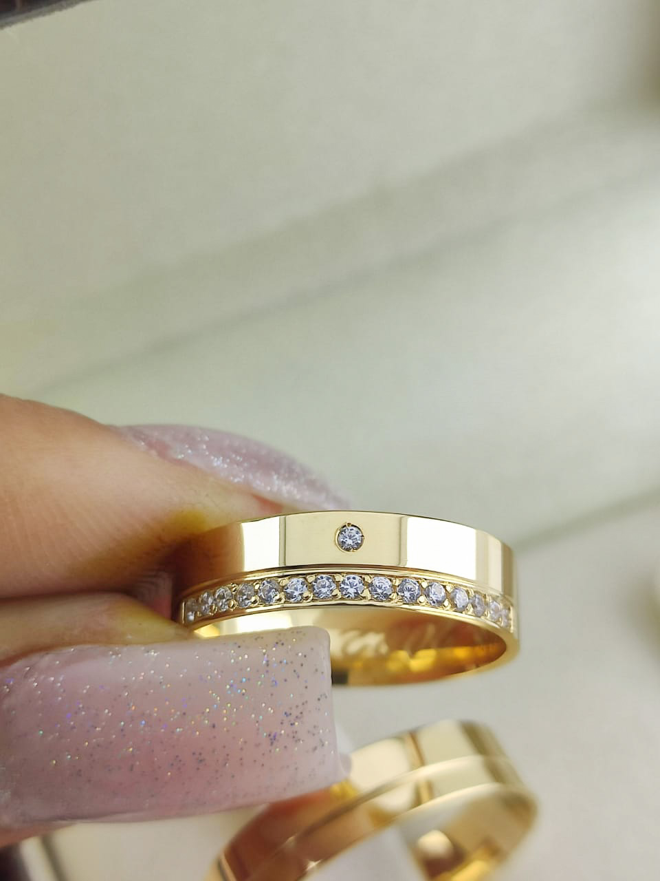 Aliança ouro 18k, 5mm, 12g, c/ 16 pedras