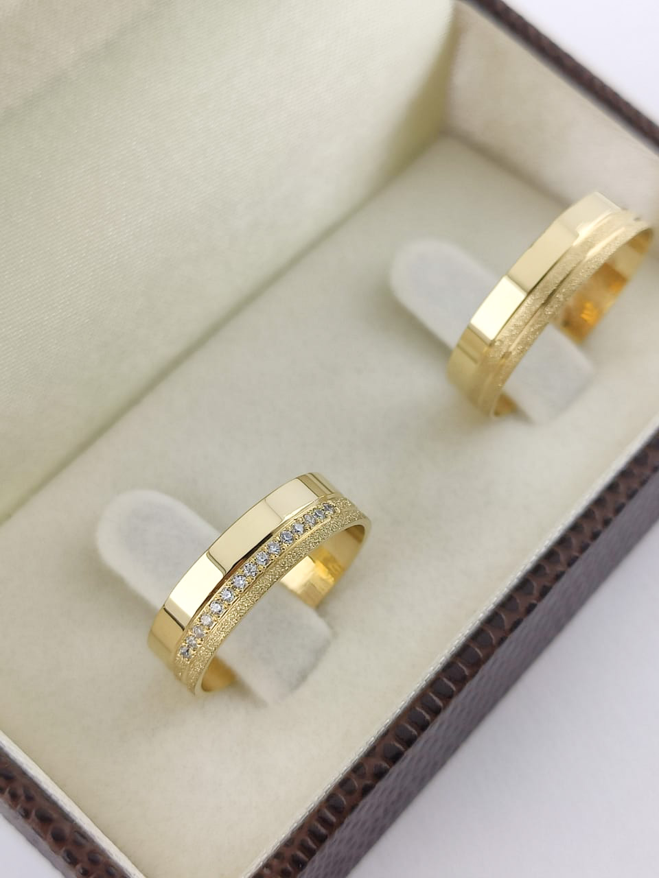Aliança ouro 18k, 5mm, 10g, c/ 15 pedras