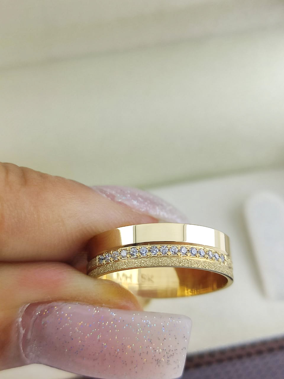 Aliança ouro 18k, 5mm, 10g, c/ 15 pedras