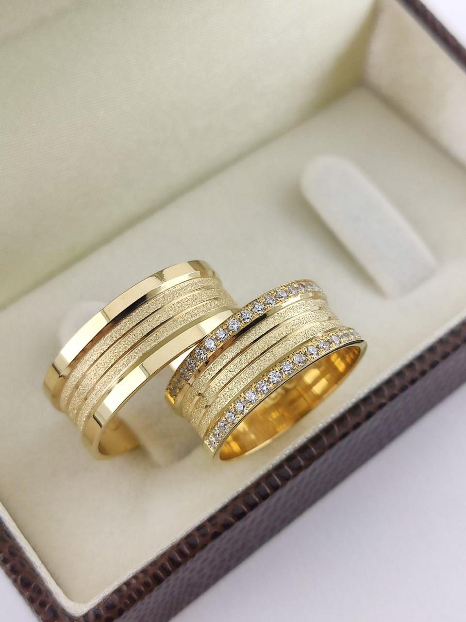 Aliança ouro 18k, 8mm, 22g, c/ 40 pedras