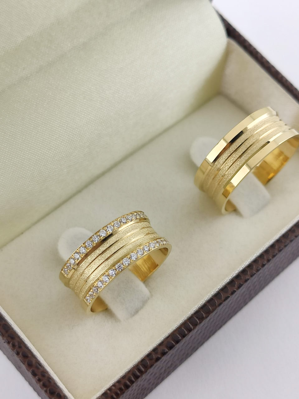 Aliança ouro 18k, 8mm, 22g, c/ 40 pedras