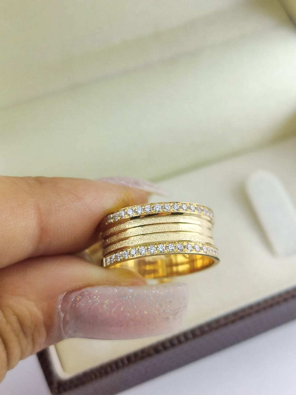 Aliança ouro 18k, 8mm, 22g, c/ 40 pedras