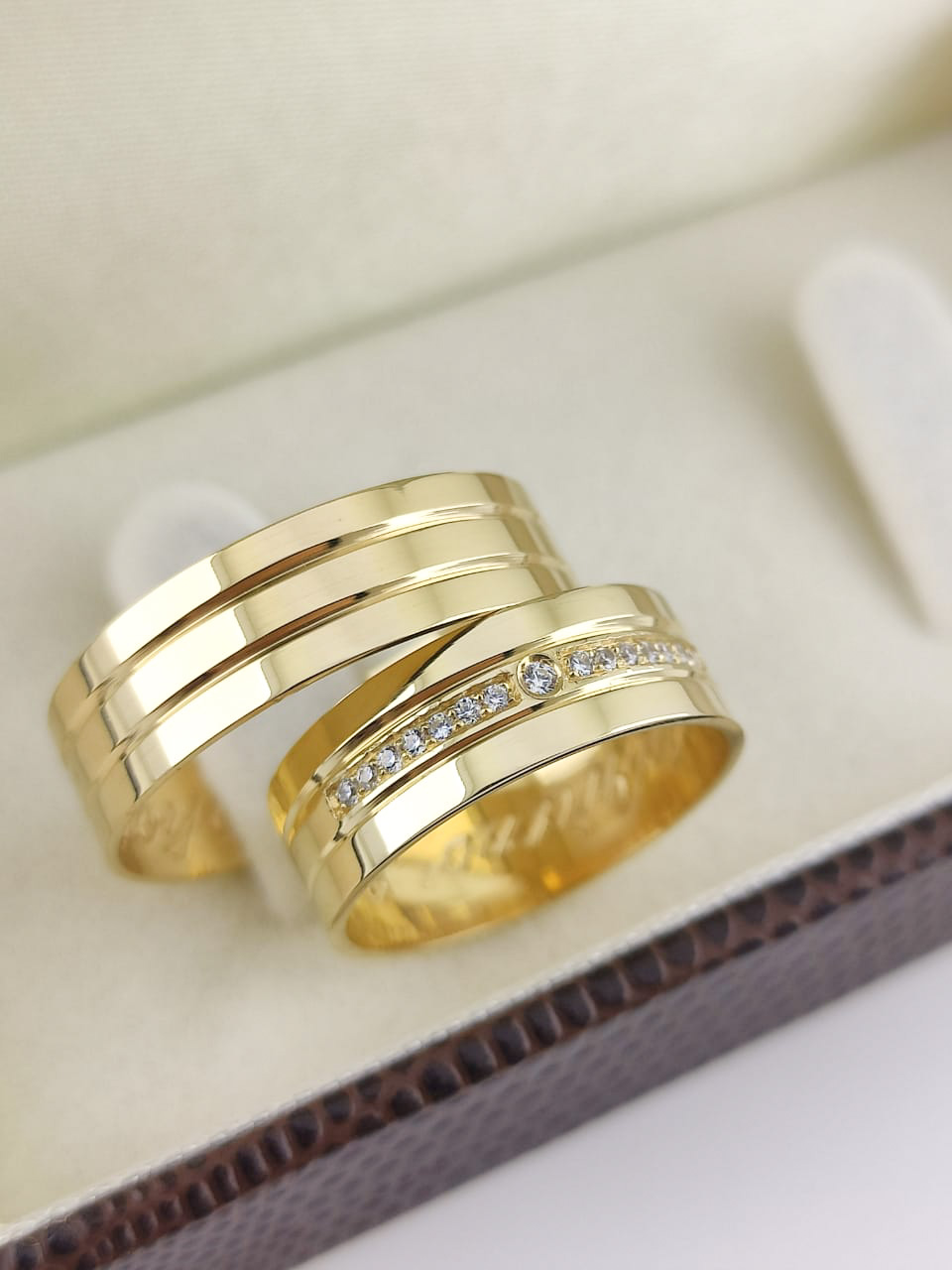 Aliança ouro 18k, 6mm, 12g, c/ 15 pedras