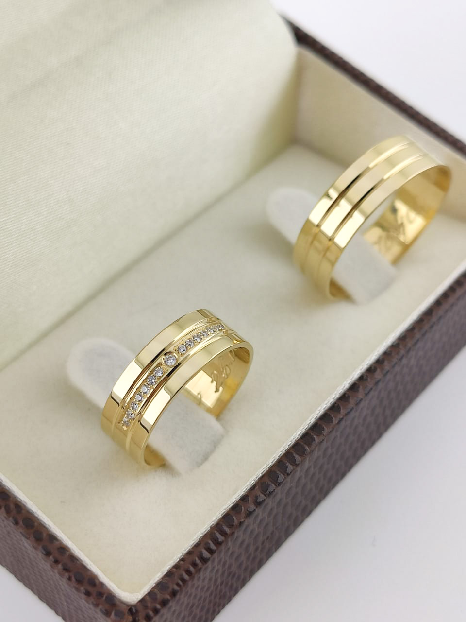 Aliança ouro 18k, 6mm, 12g, c/ 15 pedras