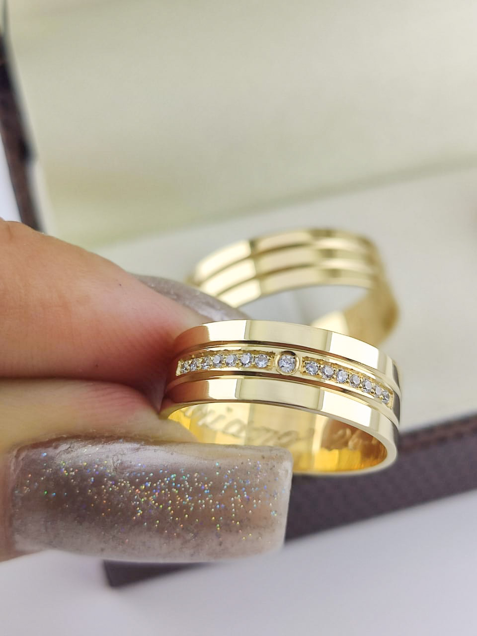 Aliança ouro 18k, 6mm, 12g, c/ 15 pedras