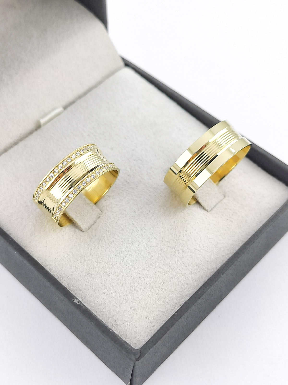 Aliança ouro 18k, 8mm, 20g, c/ 40 pedras