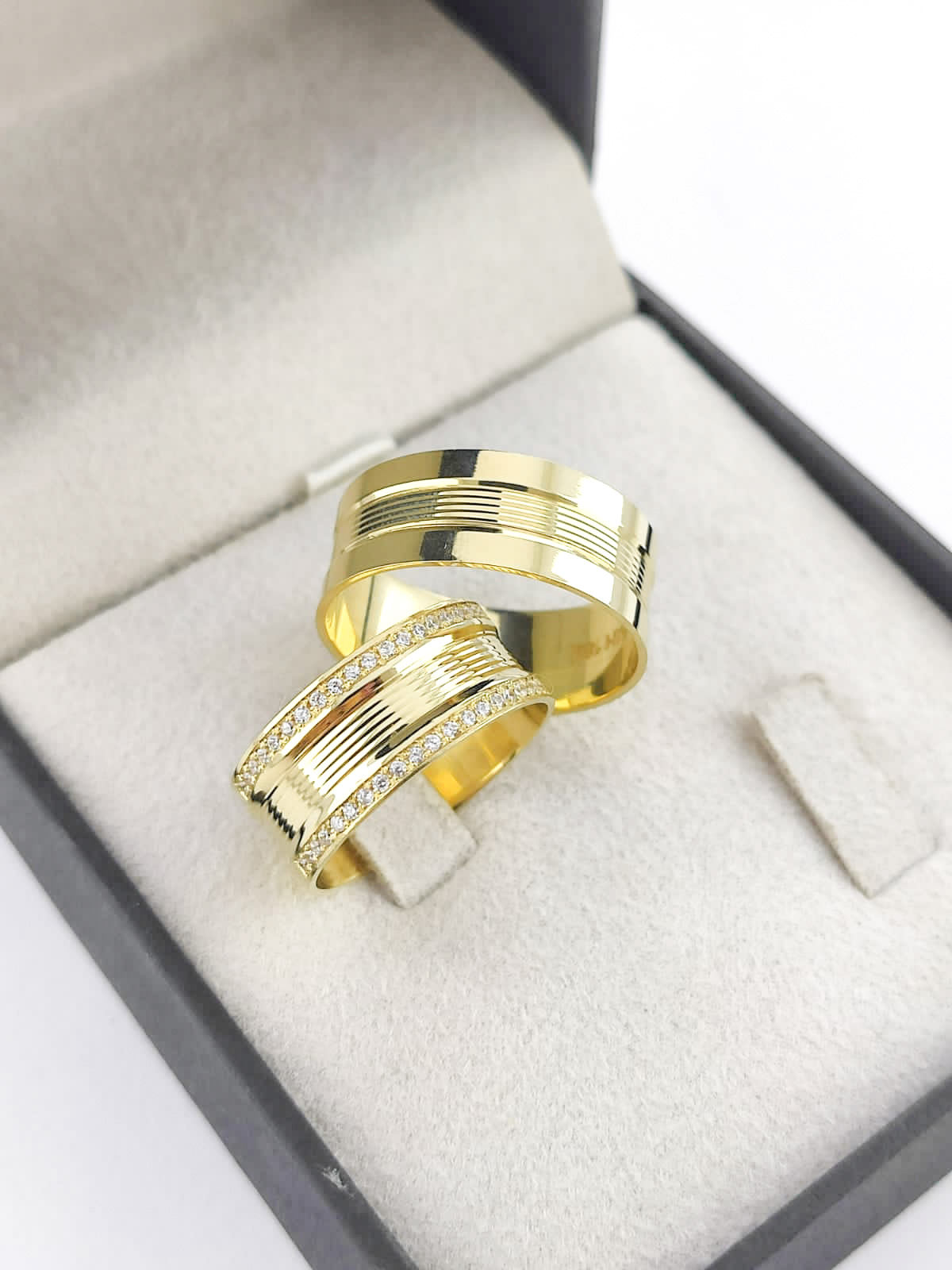 Aliança ouro 18k, 8mm, 20g, c/ 40 pedras