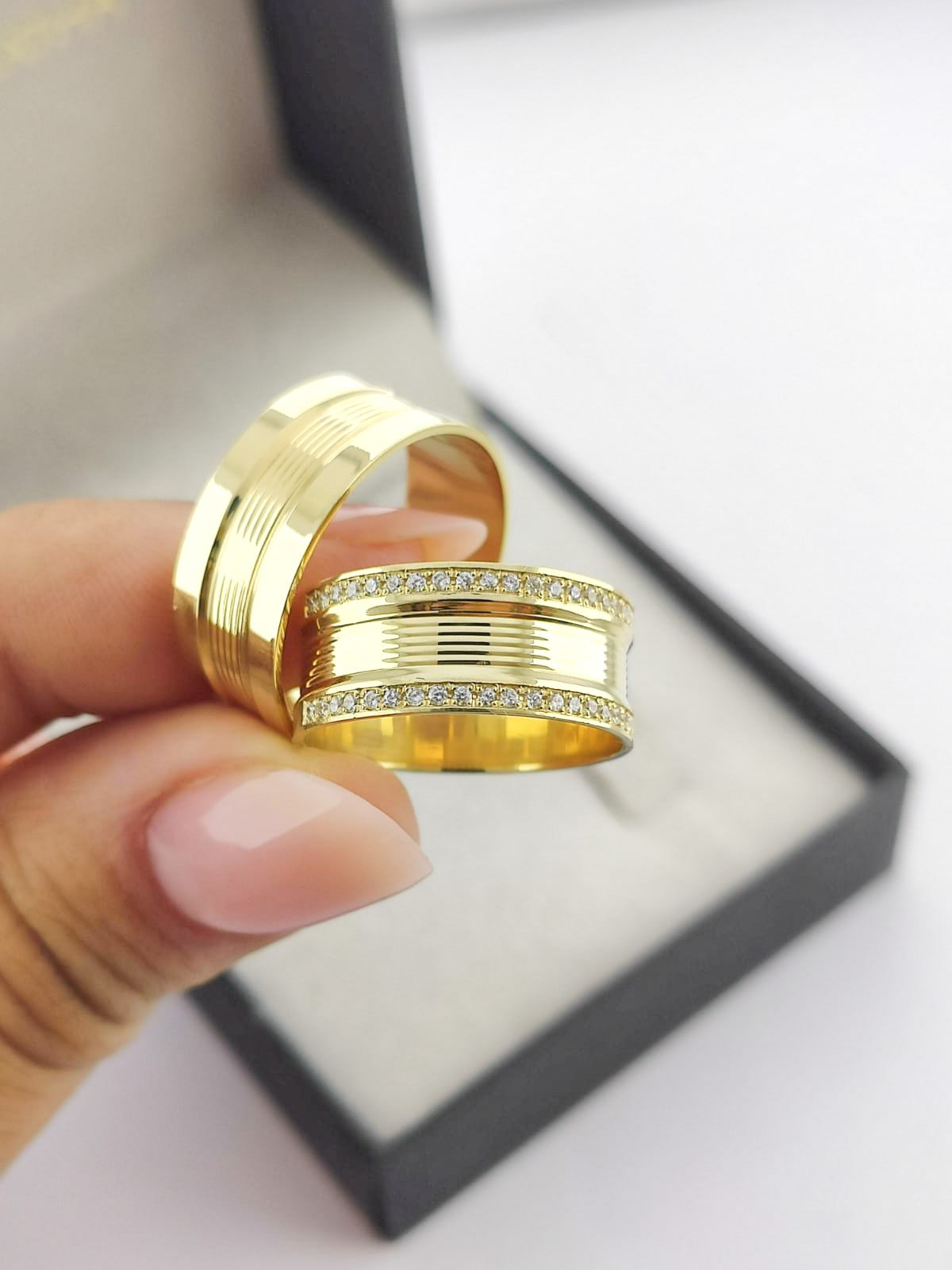 Aliança ouro 18k, 8mm, 20g, c/ 40 pedras