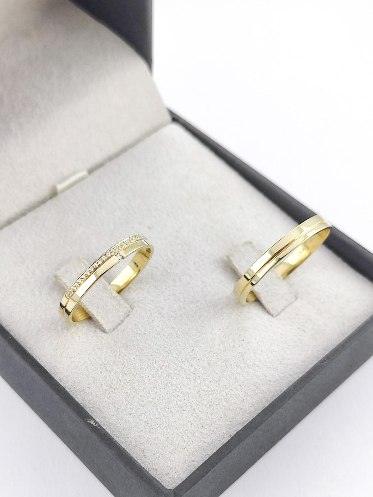 Aliança ouro 18k, 3mm, 7g, c/ 16 pedras
