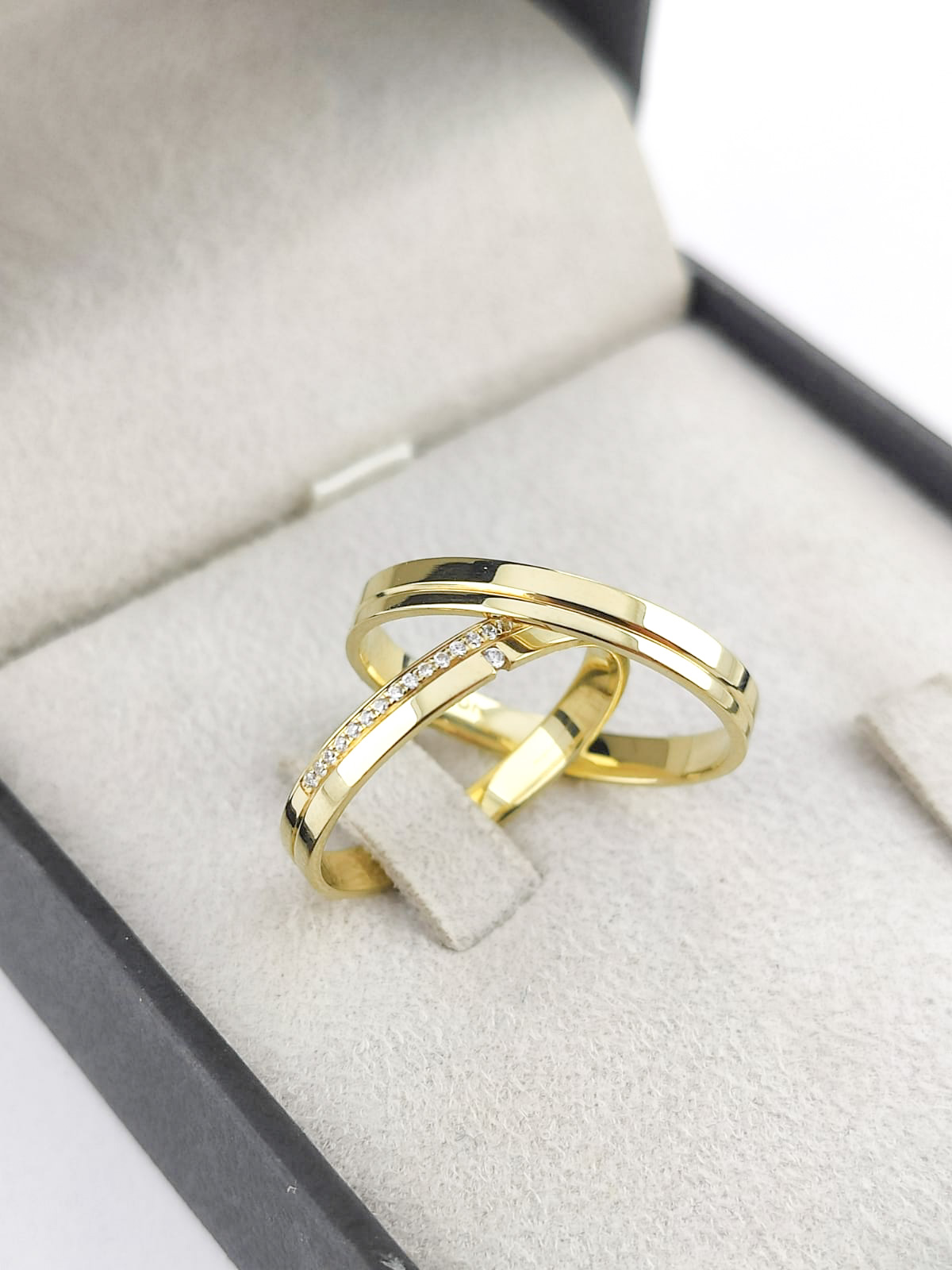 Aliança ouro 18k, 3mm, 7g, c/ 16 pedras