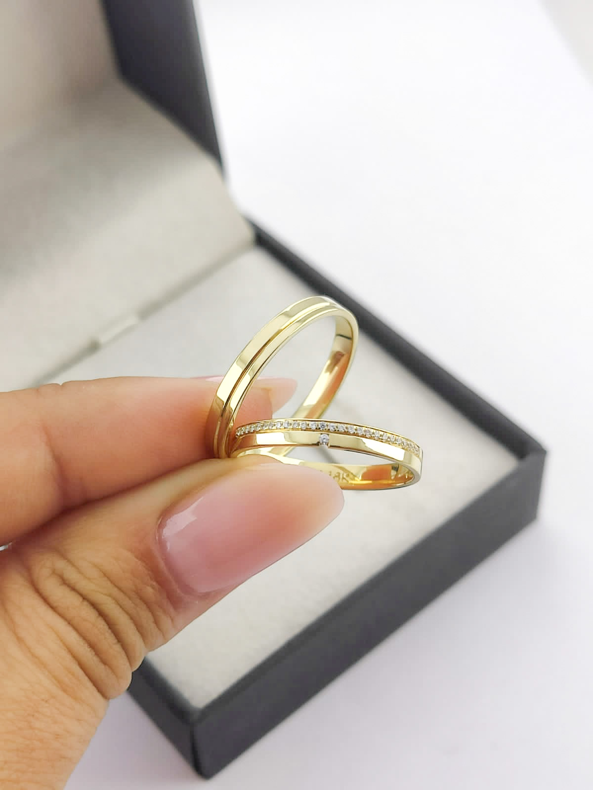 Aliança ouro 18k, 3mm, 7g, c/ 16 pedras