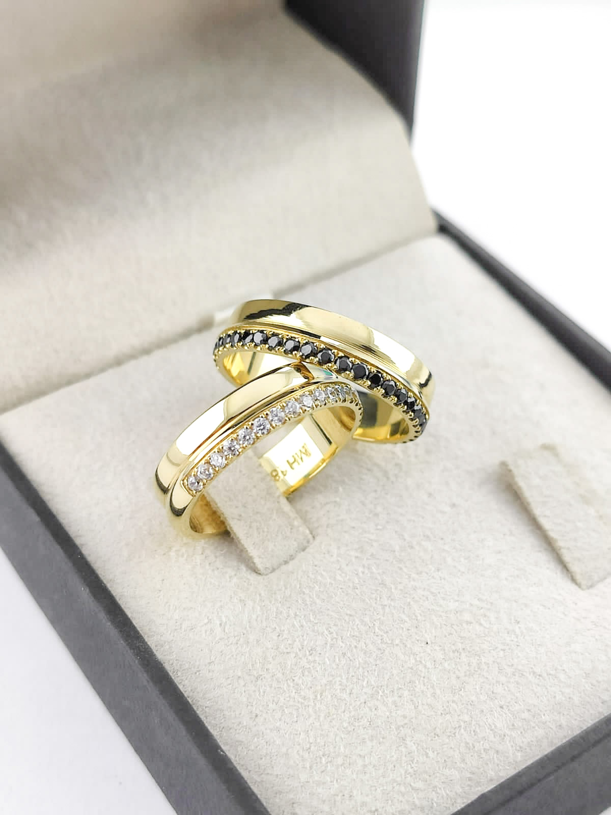 Aliança ouro 18k, 5mm, 12g, c/ 40 pedras