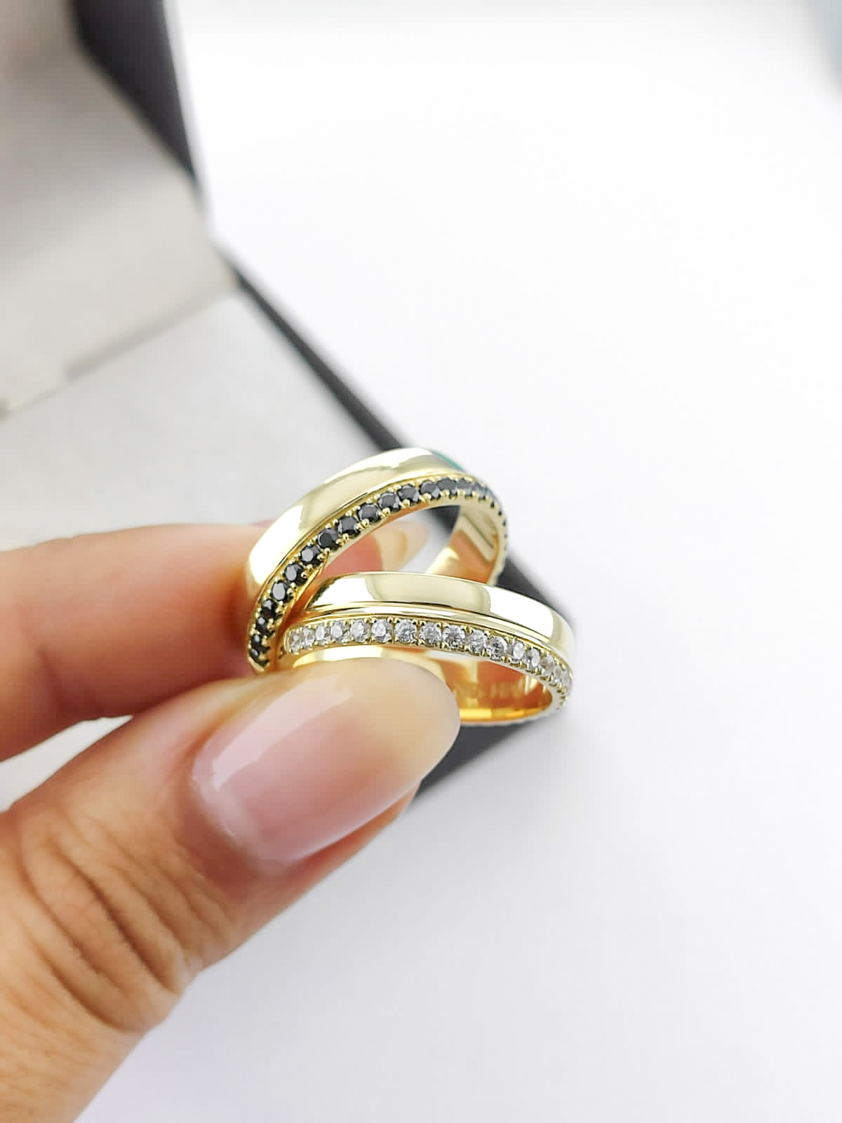 Aliança ouro 18k, 5mm, 12g, c/ 40 pedras